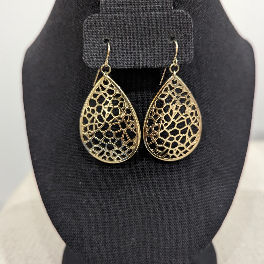 Elegant Gold Filigree Teardrop Earrings